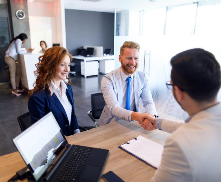 personnes ayant signé un contrat