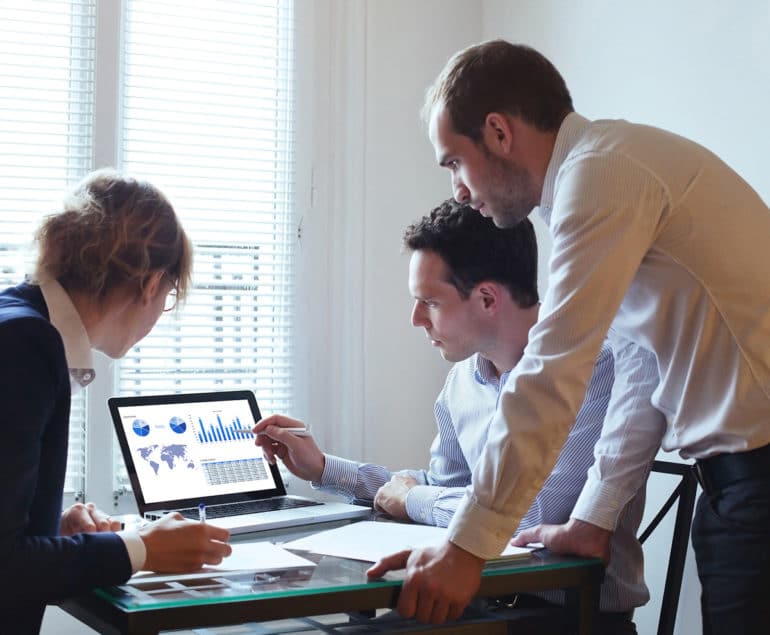 personnes devant un ordinateur