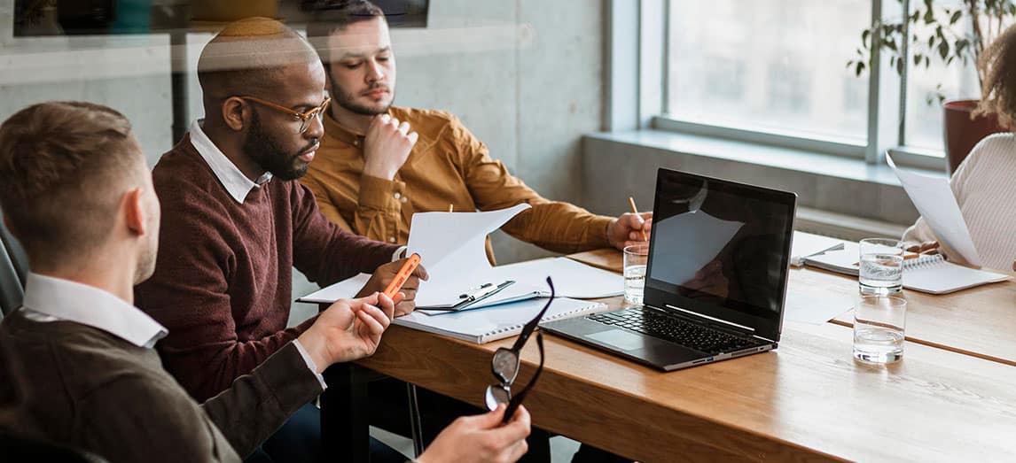 personnes qui sont devant un ordinateur